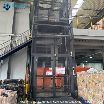 Harga yang bagus 2000kg vertikal hidraulik panduan rel kargo lift barang industri lift on line