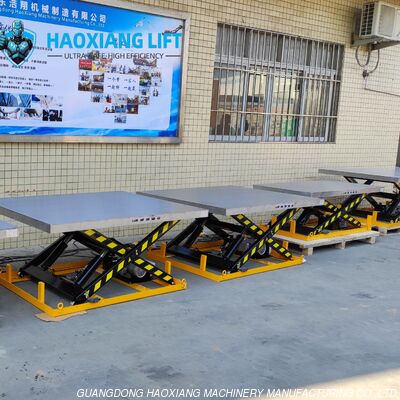 Un buon prezzo. Elevatore a forbice fisso con struttura robusta - 20 tonnellate di carico fisso - piattaforma grande su misura per magazzino in linea