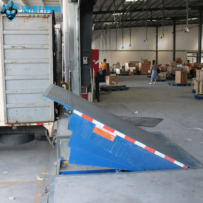 Automatische Ladeflächen-Dockniveller heben Stahlplatten an und entladen für Fracht