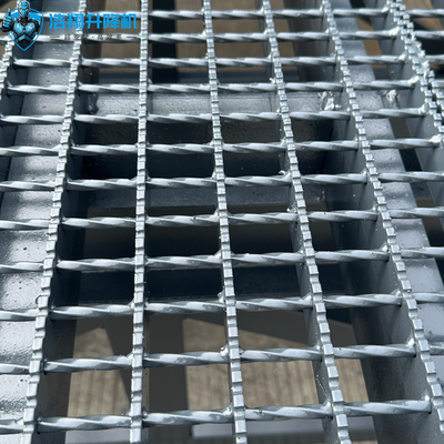 Manual Dock Ramp Works With Forklifts Adjustable Height Diamond Plate Resists Slips