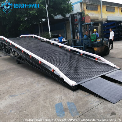 Harga yang bagus Hitam Manual Portable Forklift Ramp Mobile Dock Leveler baja diperkuat on line