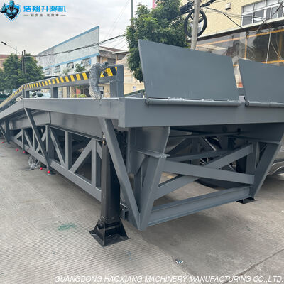 Un bon prix. Rampes de quai de chargement hydrauliques mobiles de 10 tonnes pour camions en ligne