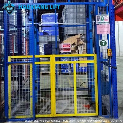 Bom preço. Elevador de carga hidráulico interno de 2 toneladas 6M com porta de quatro seções e barreira de malha rómbica on-line