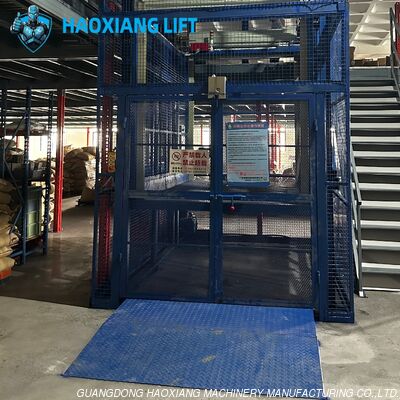 Un buon prezzo. Scalatore per carico azionato idraulico personalizzato - 6M 2 tonnellate Porta a quattro sezioni e struttura durevole magazzino installazione interna in linea